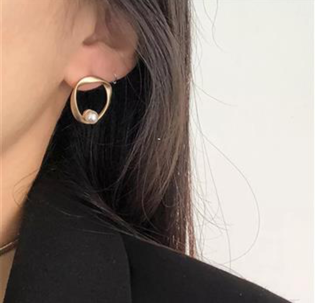 Swinging Pearl Earrings